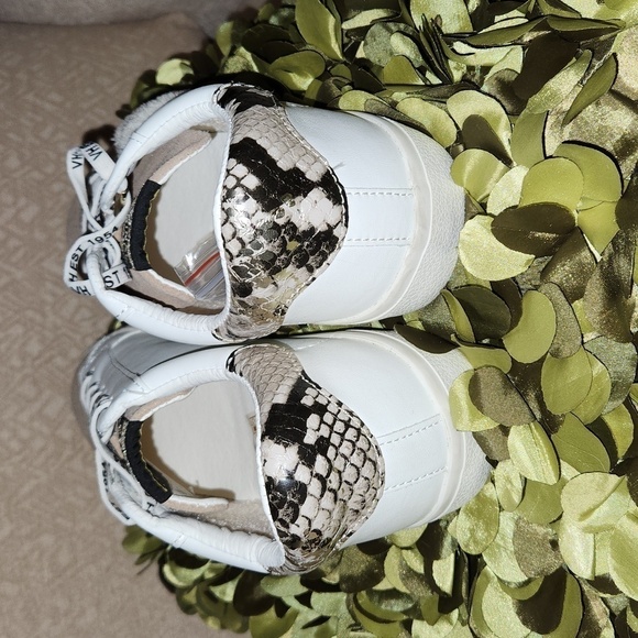 NWOB Vintage White Leather w/Tan Suede Toe and Cream Furry Star-Size 8.5​​​​​​​​ - Picture 4 of 7